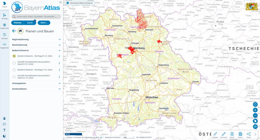 Kartendarstellung von Bayern mit Darstellung der Bodenrichtwertzonen durch rote Umringe zum Stichtag 01.01.2026 im BayernAtlas